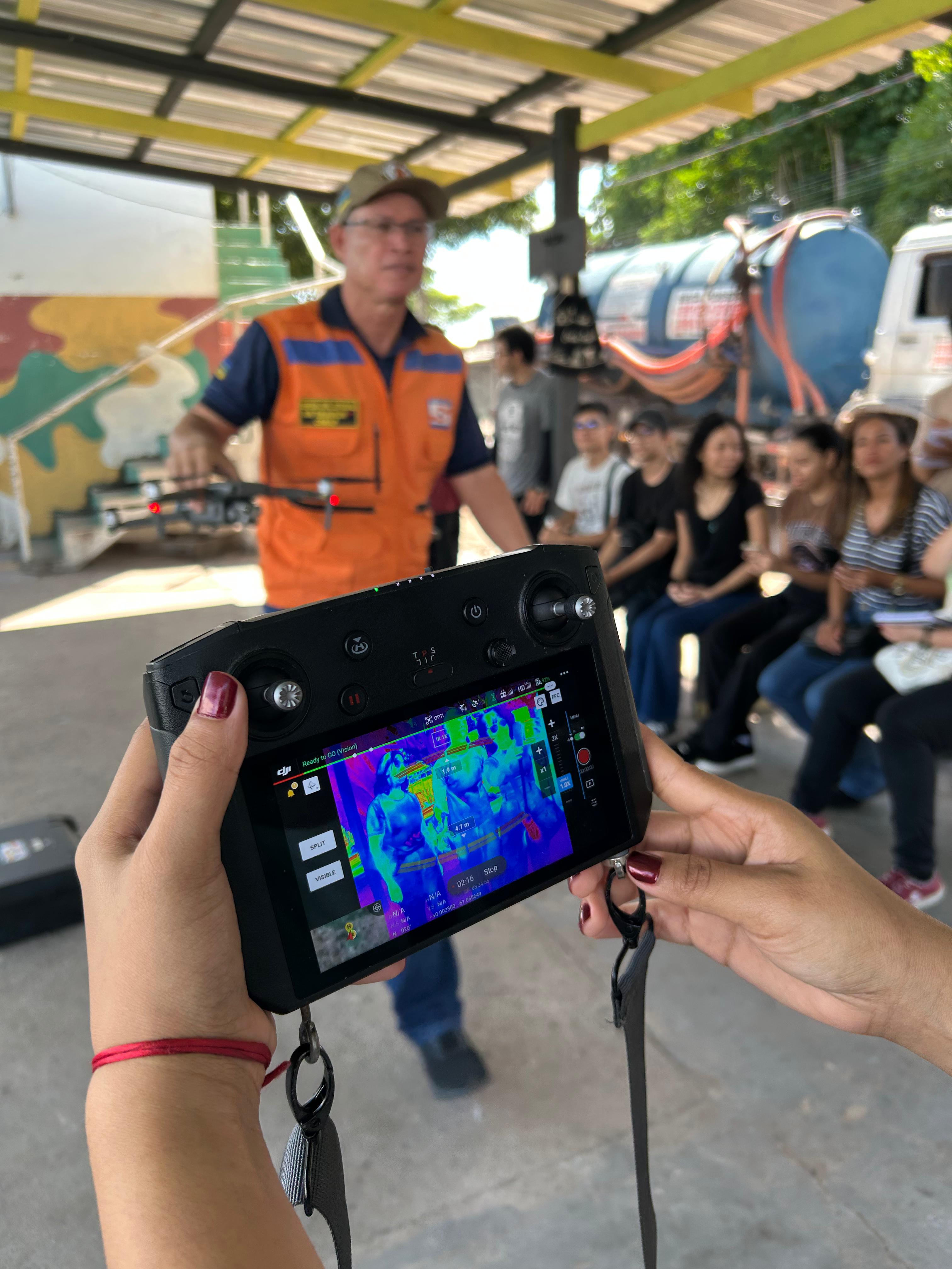 Imagem 05: (Controle do Drone) A tecnologia térmica em destaque: estudantes visualizam como a inovação auxilia nas operações de campo da Defesa Civil.