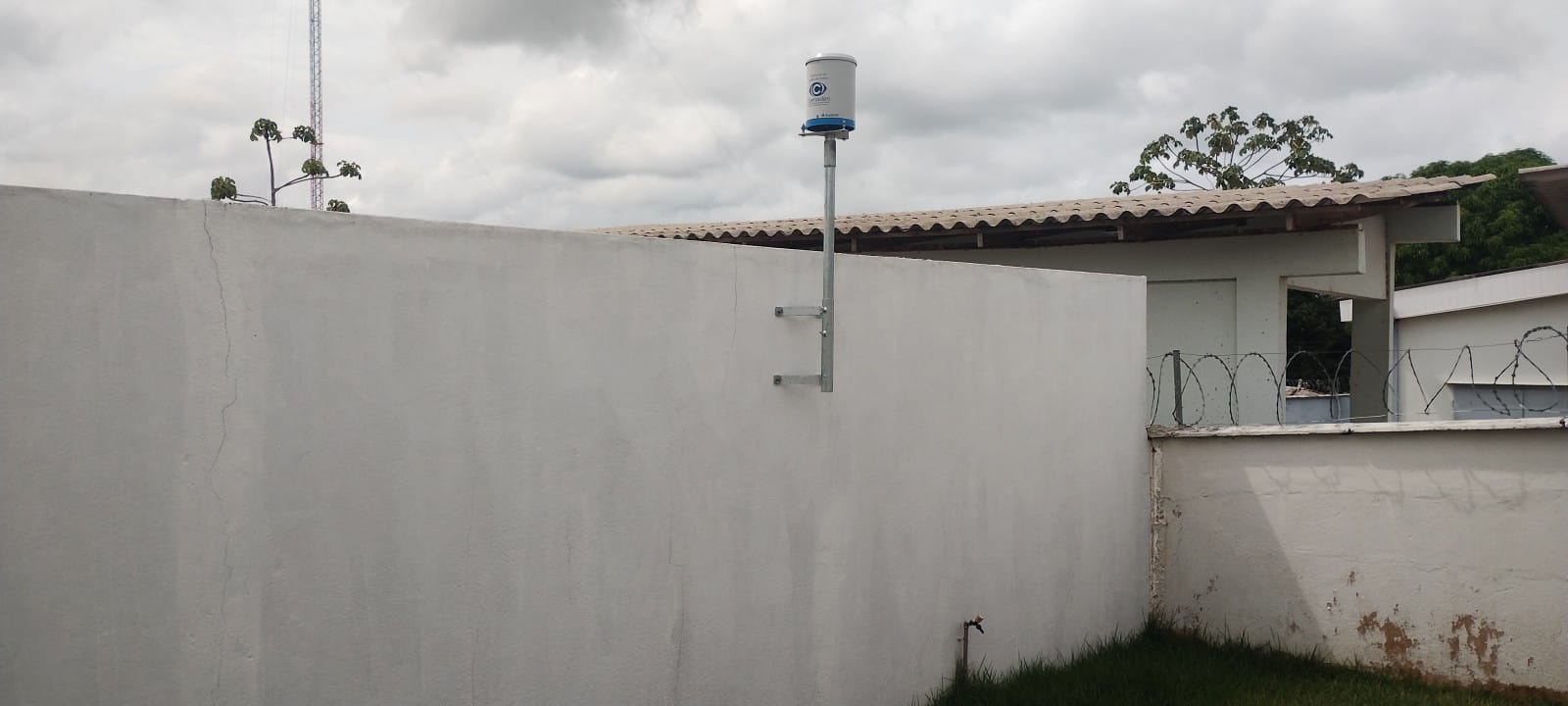 Imagem 11: Defensoria Pública - Vitória do Jarí. Instalação em feita em Instalação em platibanda (muro).