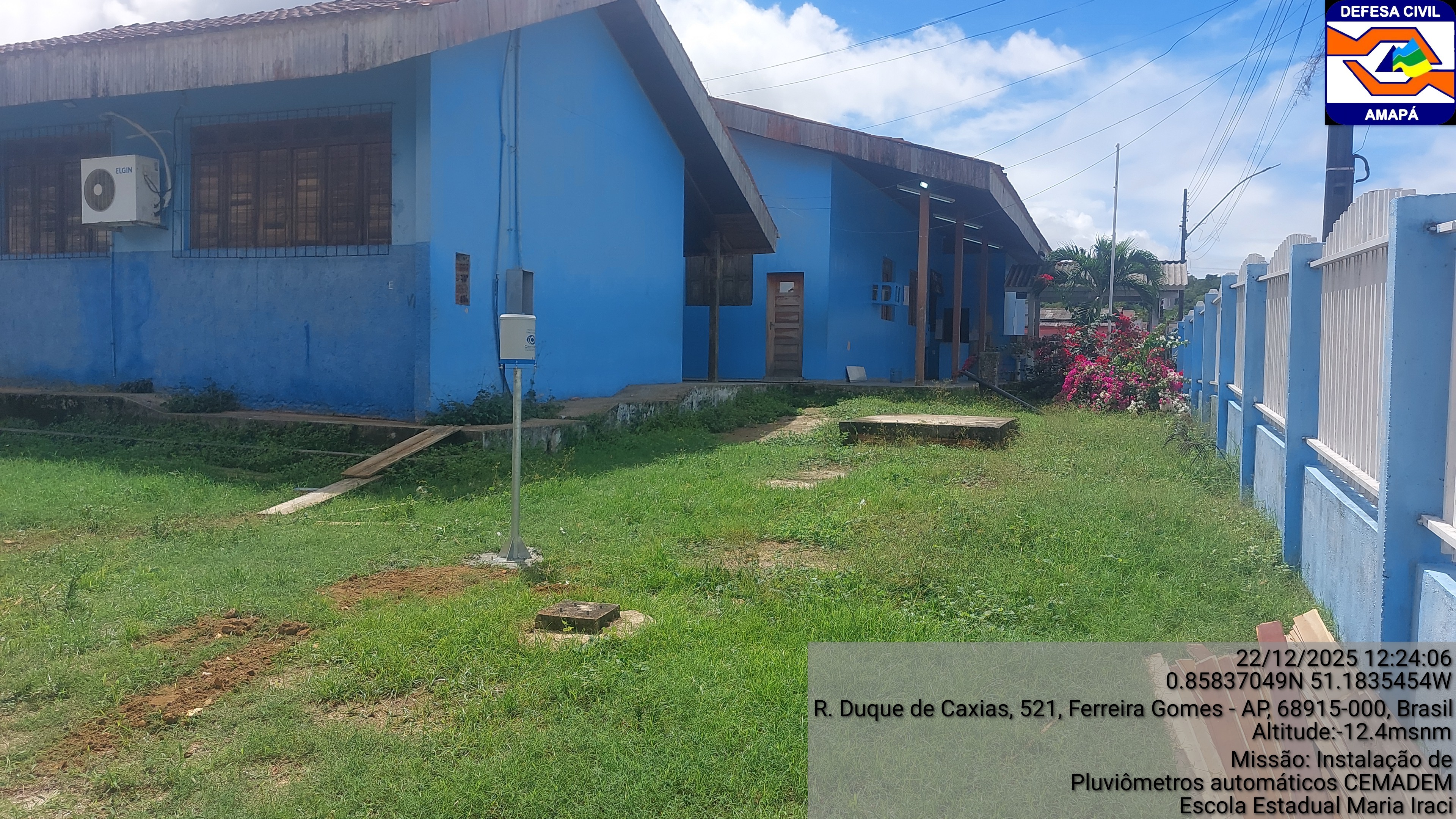 Imagem 17: Escola Est. Maria Iraci Tavares em Ferreira Gomes. Instalação de Pluviômetro no chão..
