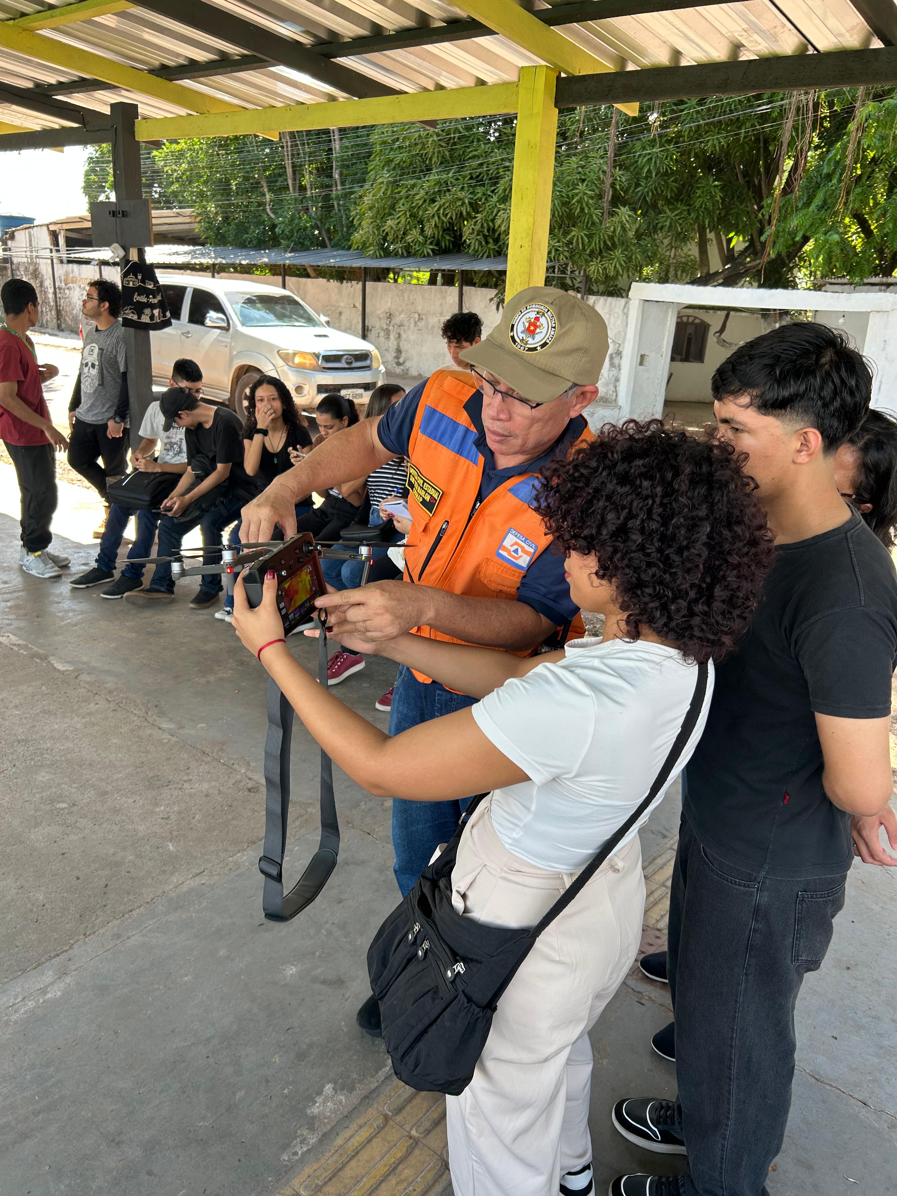Imagem 06: (Instrução) Alunos vivenciando a rotina operacional, aprendendo sobre a importância do mapeamento aéreo para a classificação de áreas de risco.