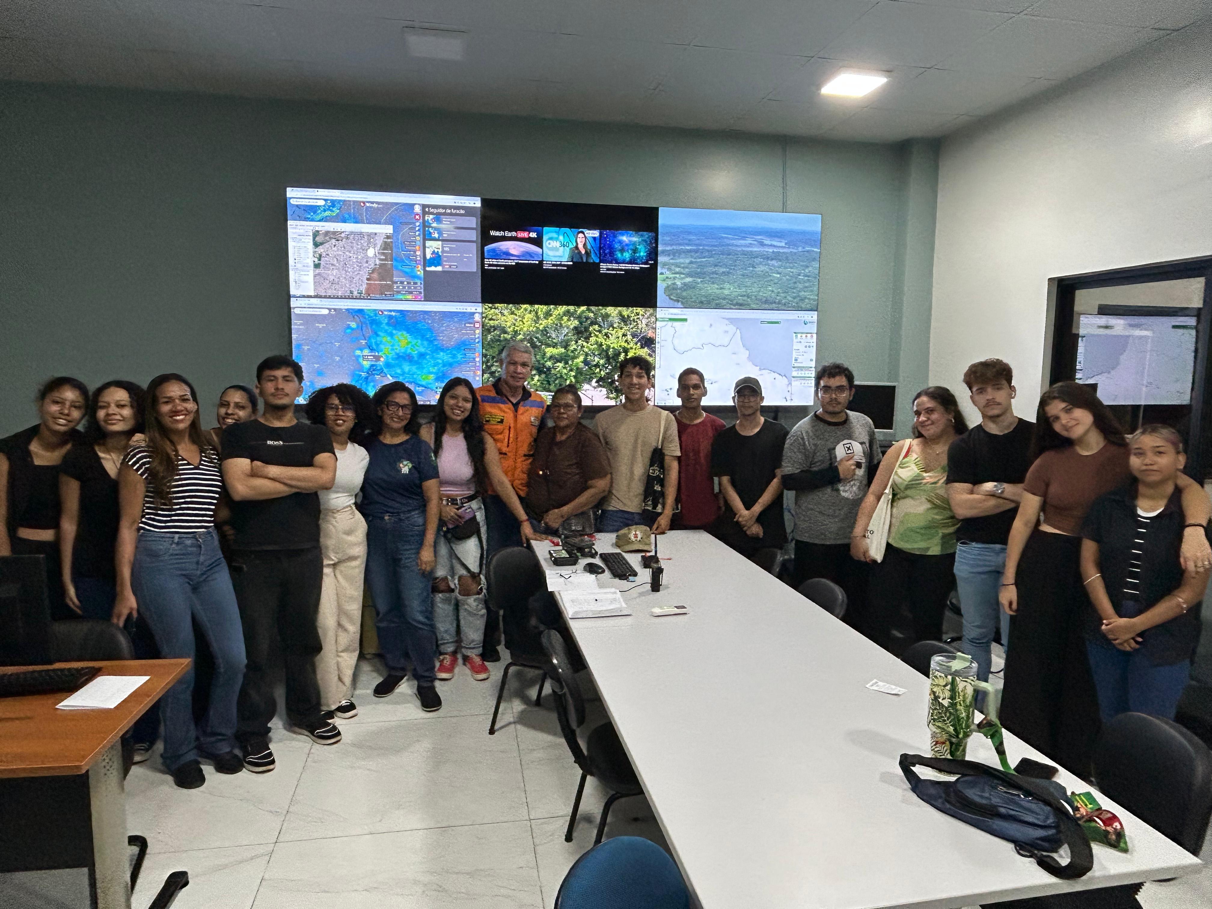 Imagem 02: (Sala de Monitoramento) Acadêmicos observam as ferramentas de monitoramento meteorológico e geoespacial utilizadas para antecipar desastres naturais e gerenciar riscos.