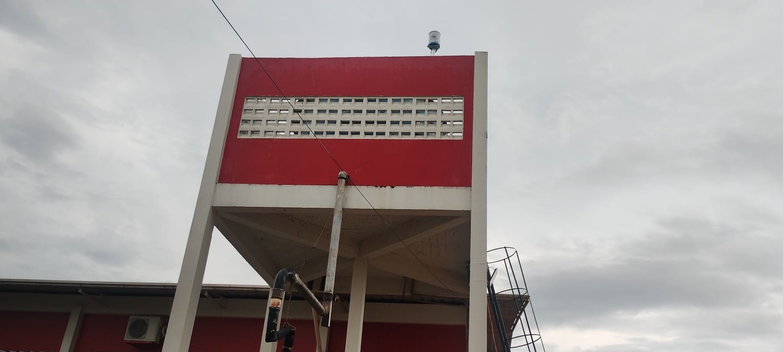 Imagem 07: Quartel da CBM-AP em Laranjal do Jari - Pluviômetro Instalado na torre da caixa dágua.