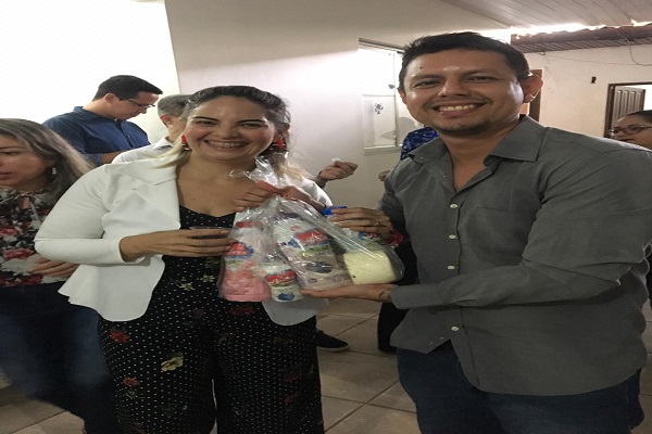 Servidora da Diagro, Rosany Ferreira, recebe brinde