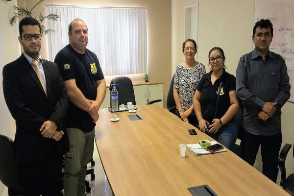 Servidores da DIAGRO durante a reunião com o promotor, Dr. Rodrigo Cesar Assis