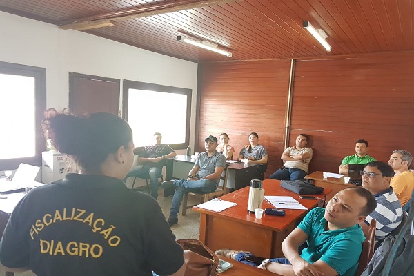 Servidora Andréa Barreto durante explanação 