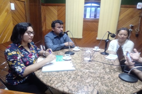 Servidores da DIAGRO durante ação de educação sanitária em uma rádio local