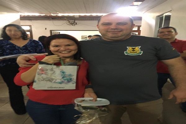 Servidora da Diagro, Walterly Santos, recebe brinde