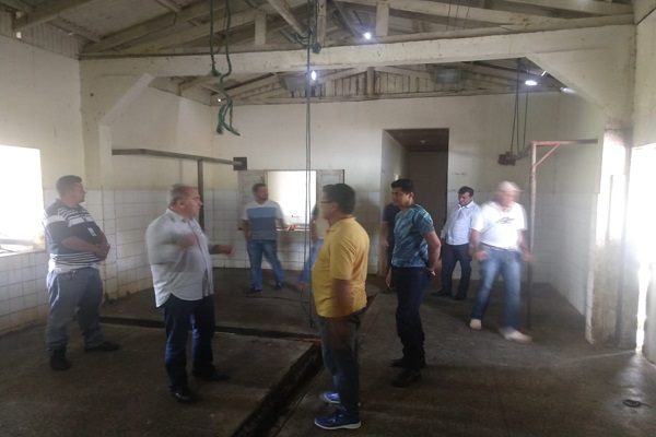 Diretor-Presidente da DIAGRO, José Renato Ribeiro, durante ao matadouro interditado da cidade