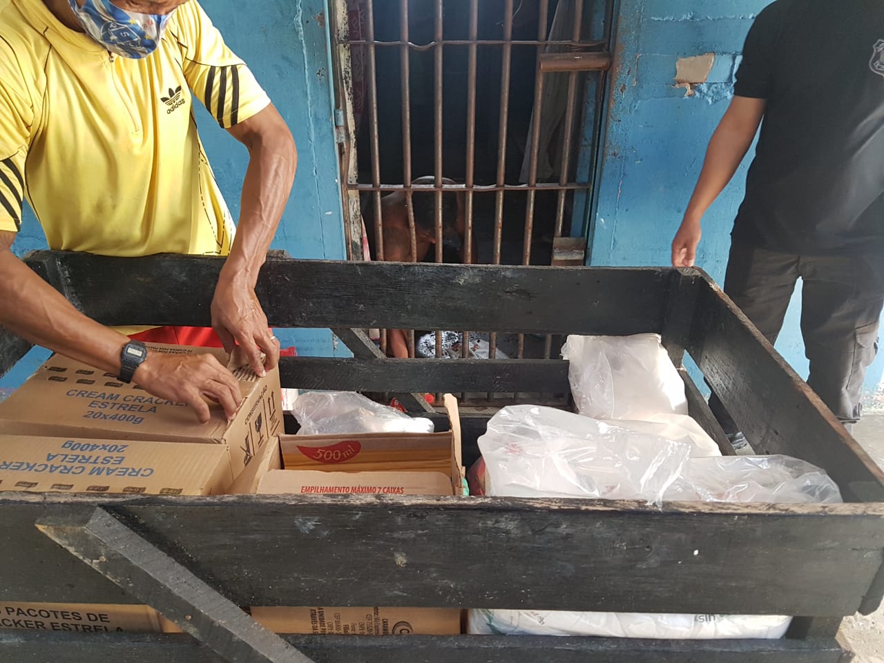 Distribuição de gêneros alimentícios 