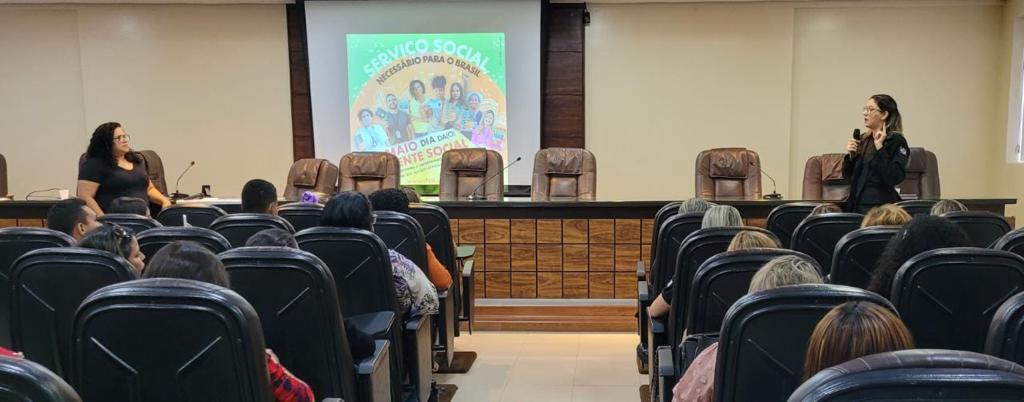 Assistentes Sociais durante evento  
