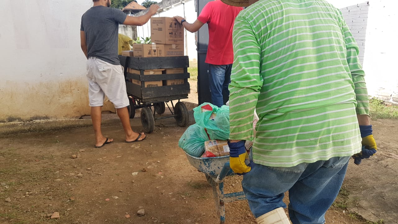 Distribuição de gêneros alimentícios 
