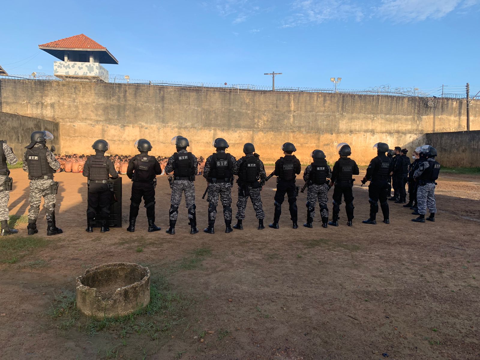 Operação retirou detentos das celas para revista geral no pavilhão