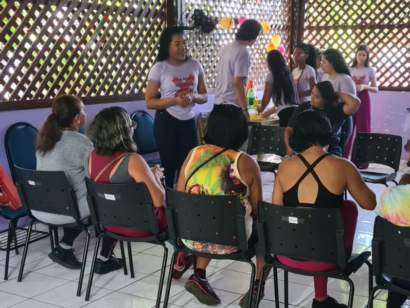 Cerca de 30 mulheres atendidas pelo Cram participaram de uma manhã de acolhimento com serviços de maquiagem, penteados e design de sobrancelhas.