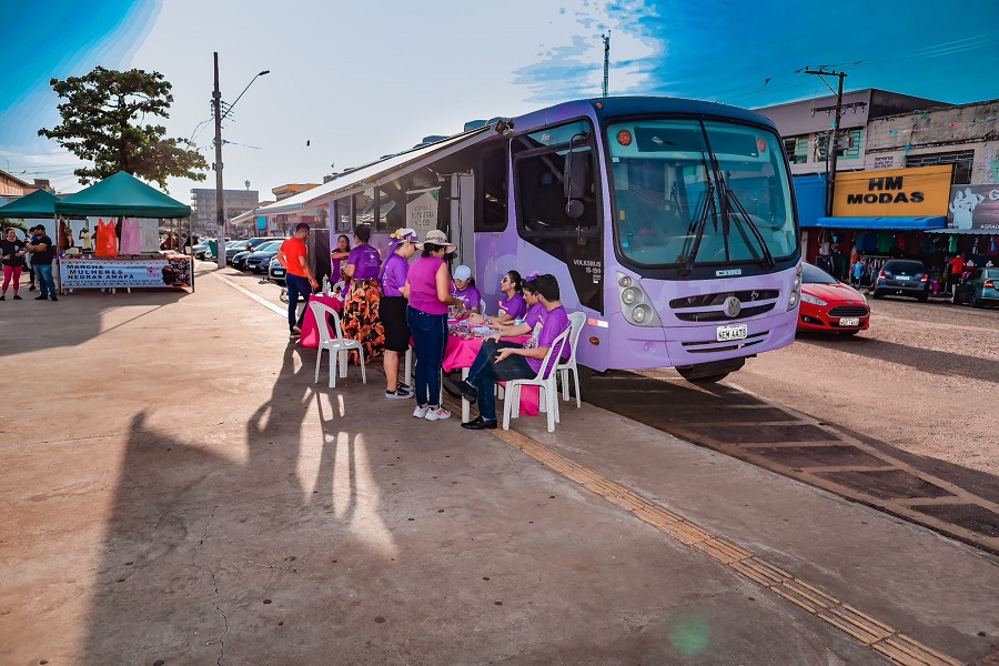 Unidade móvel da Secretaria de Políticas para as Mulheres levou vários serviços para os participantes