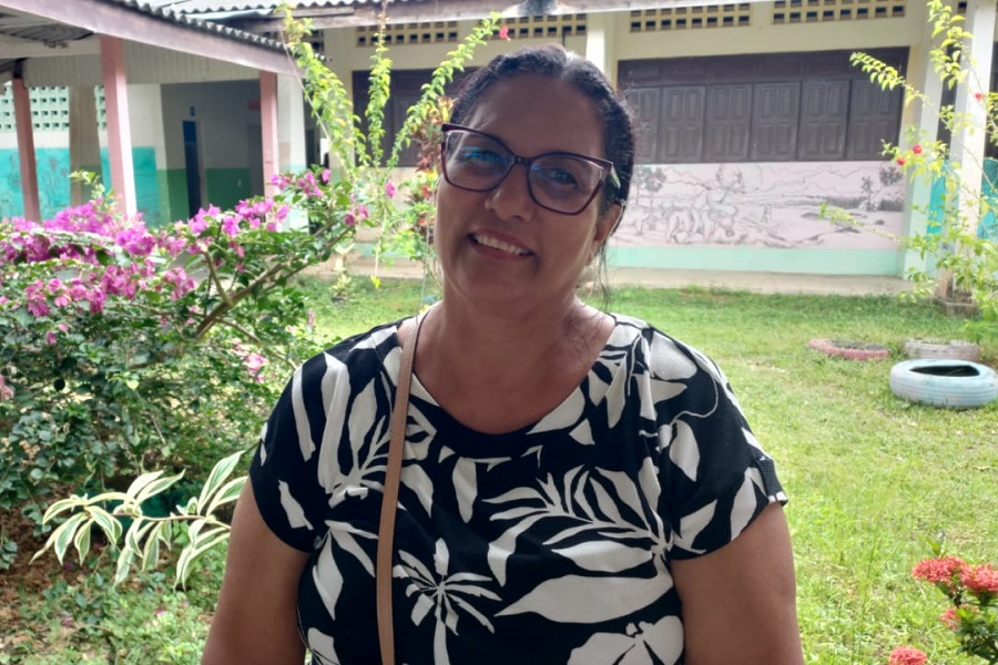 A professora da Escola José Bonifácio, Roseane Maciel Brito, de 57 anos, disse que além de trabalhar na escola veio aproveitar os serviços para a emissão da segunda vida do Registro de Identidade.  