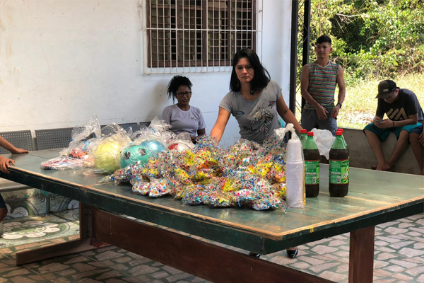 Doação de brinquedos na Escola Piamarta. 