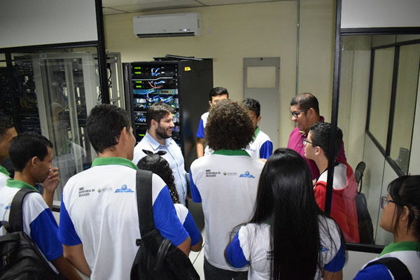 Alunos do MedioTec na sala de equipamentos