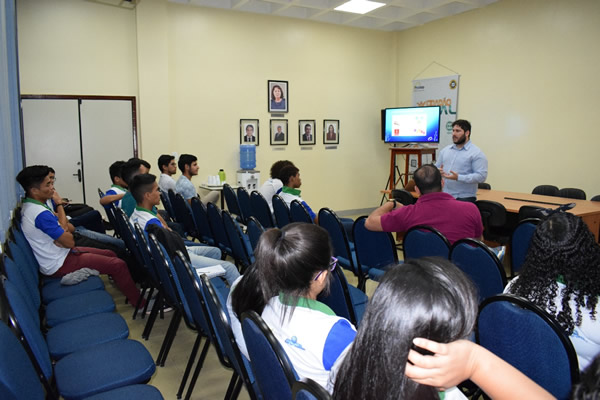 Alunos do MedioTec na palestra com diretor Lutiano Silva