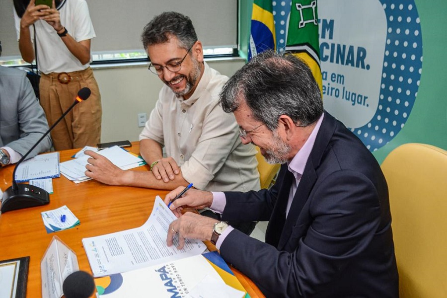 Governador Clécio Luis e o diretor da RNP Nelson Simões assinando o termo de 