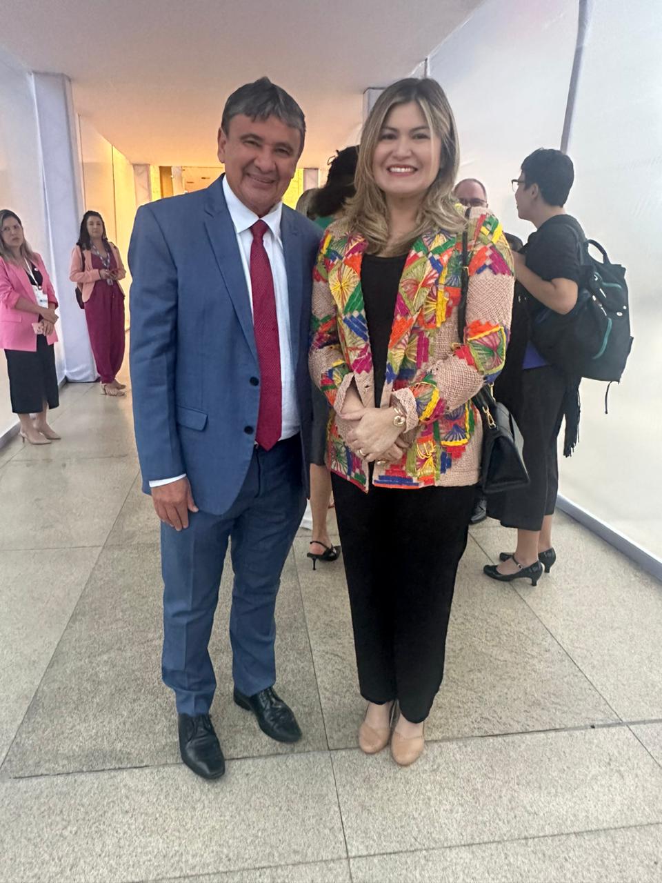 Secretária da SEAS, Aline Gurgel e ministro do MDS, Wellington Dias. 