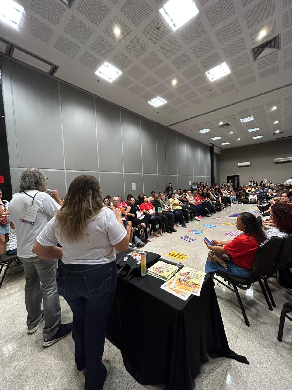 Plenária conta com diversos espaços de debate.