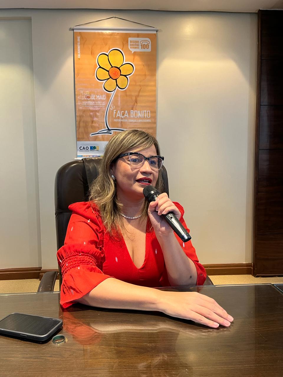 Promotora de Justiça da Infância e Juventude, Fábia Regina Martins. 