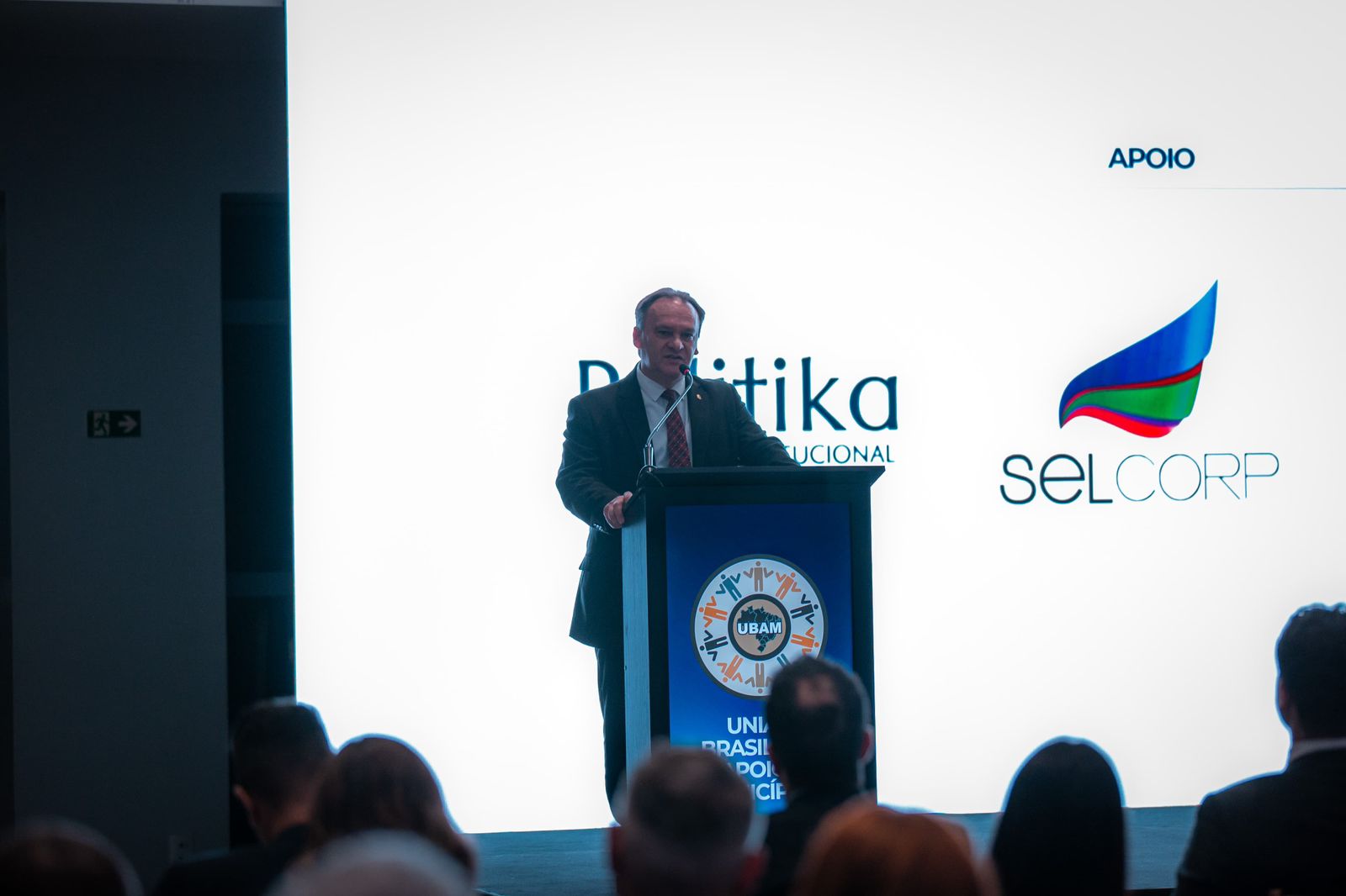 O presidente nacional da UBAM, Leo Santana, faz a abertura do evento
