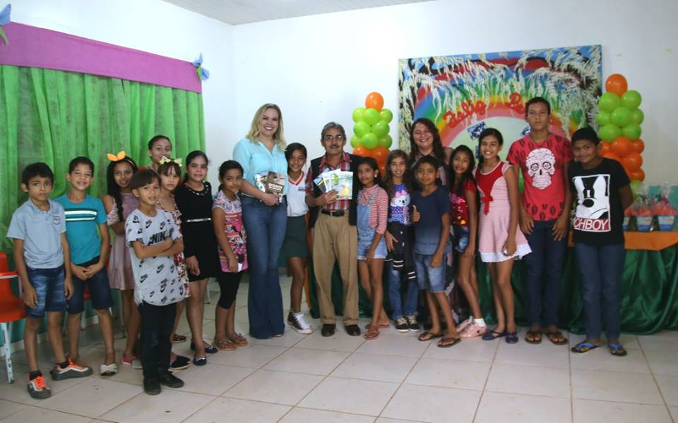Prefeita Beth Pelaes visita projeto de incentivo à leitura para alunos da escola Érika Daniella
