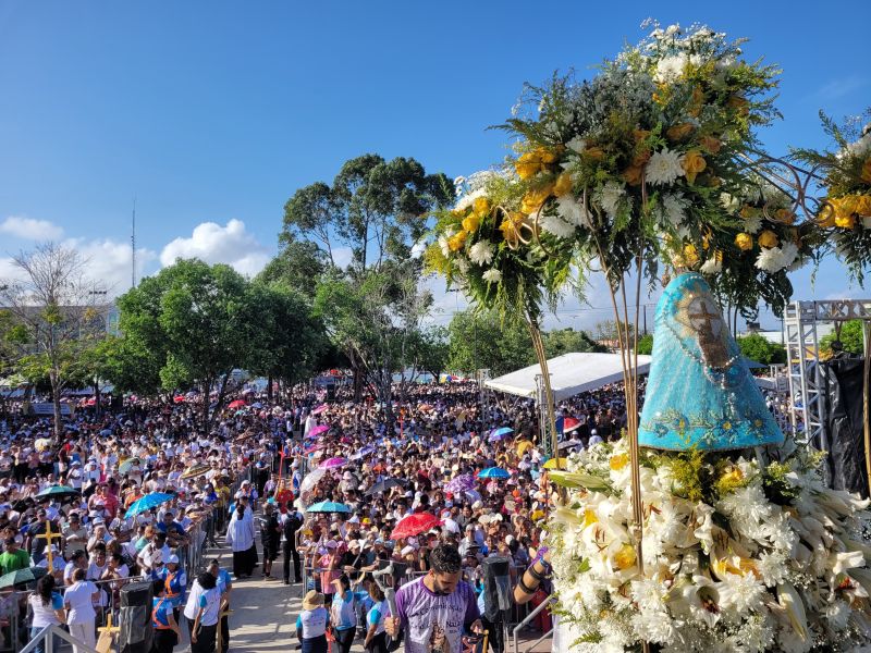 Milhares de fiéis foram às ruas para rezar, cantar e pagar promessas na procissão do Círio de Nazaré em Macapá