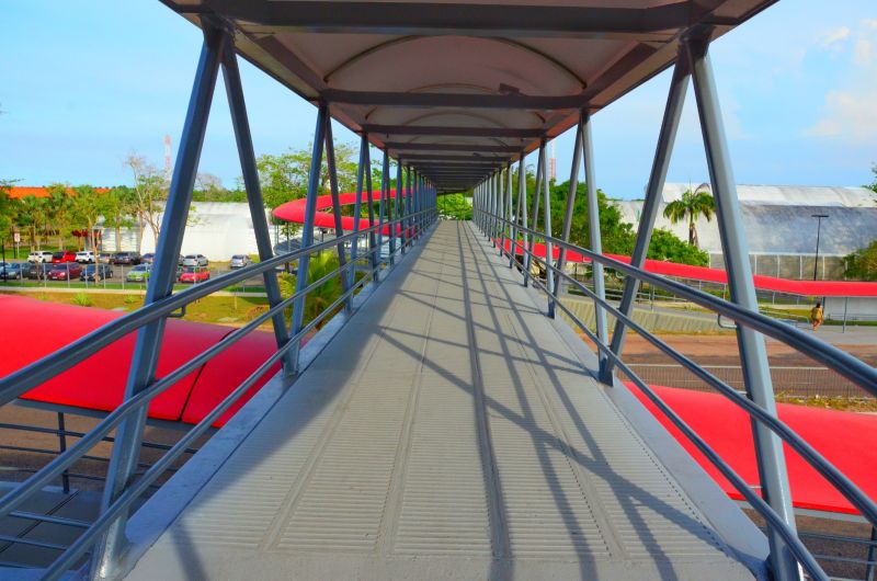 Governo do Amapá finaliza obras de revitalização de passarela elevada na Rodovia Josmar Chaves Pinto, em Macapá