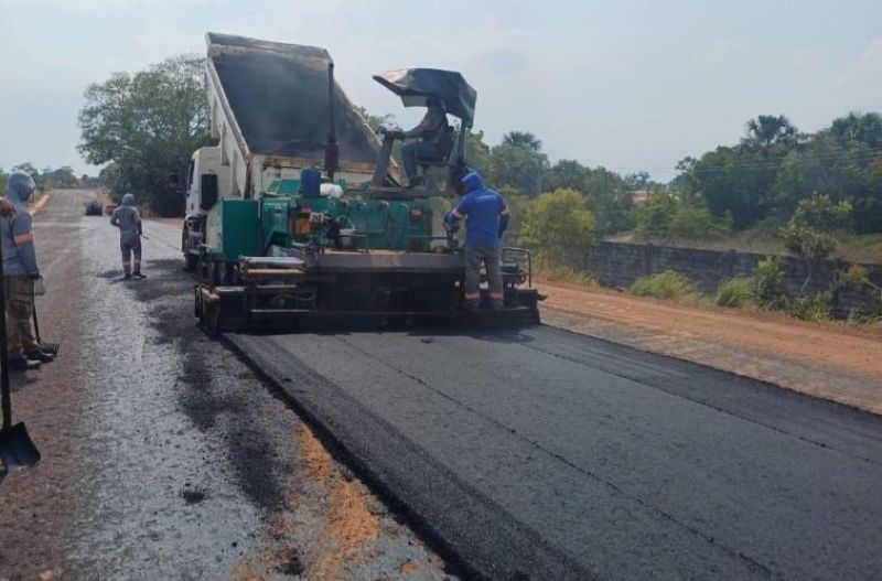 Governo do Amapá intensifica obras de requalificação da rodovia JP com aplicação da primeira capa asfáltica