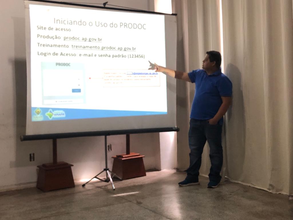 Colaboradores da Agência Amapá participam da orientação geral sobre a importância e o uso do Prodoc na Instituição.