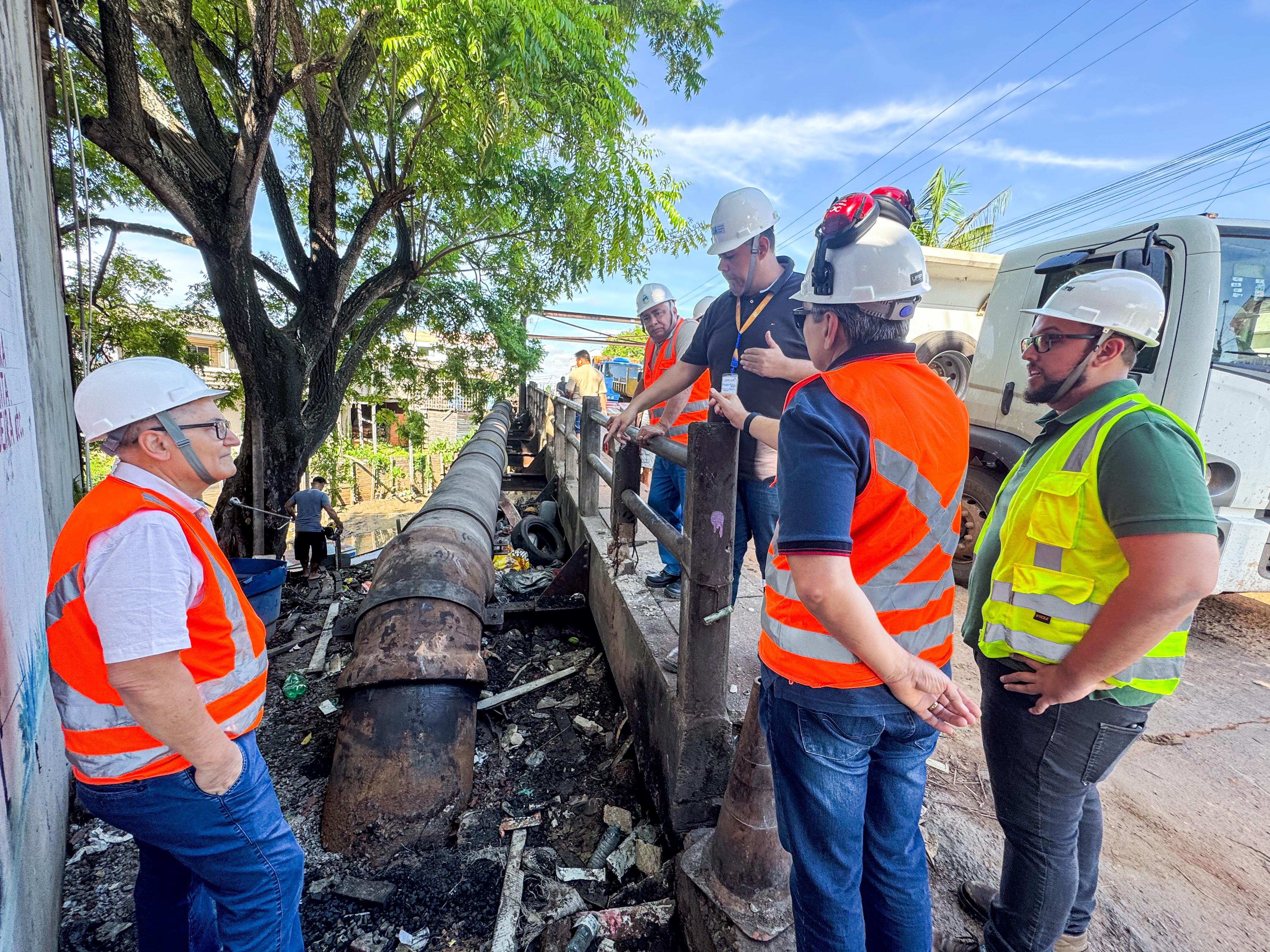 Agência Reguladora supervisiona rompimento da rede de esgoto em bairro de Macapá