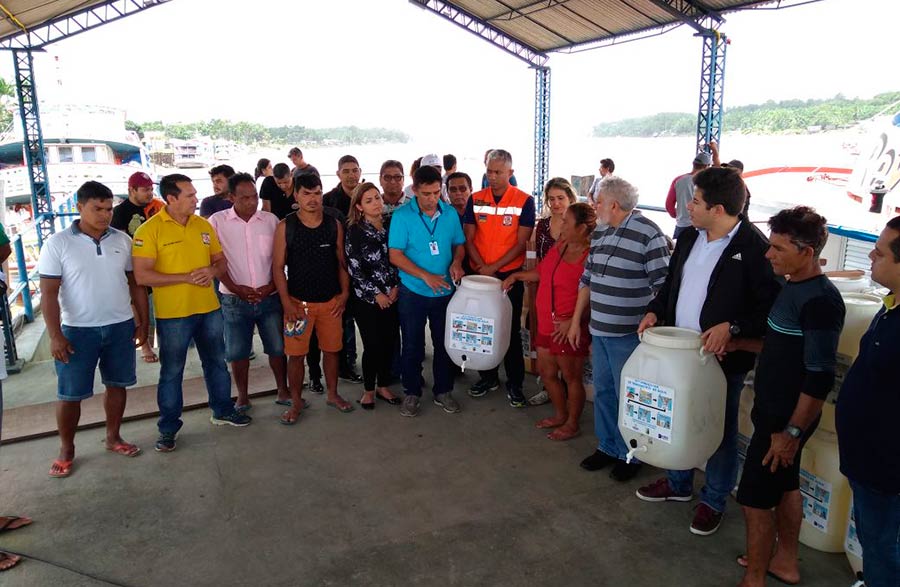 Governo do Amapá entrega kits de tratamento de água a moradores do Bailique