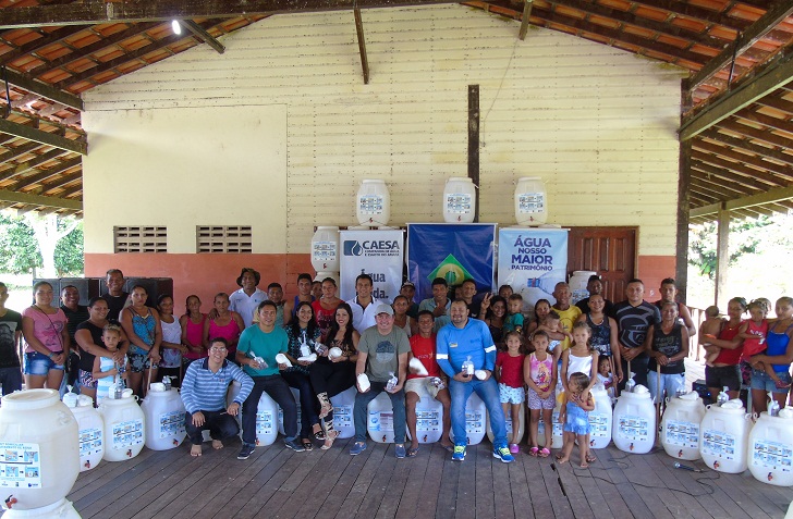Caesa distribui kits de tratamento de água em ação social na comunidade de Carapanatuba