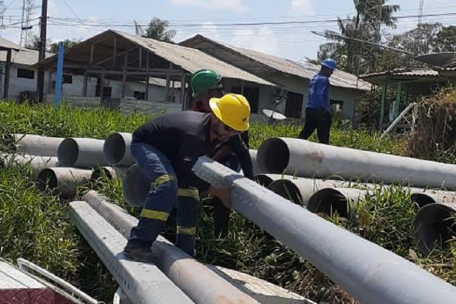 Começa implantação de postes de material sustentável em comunidade do Bailique