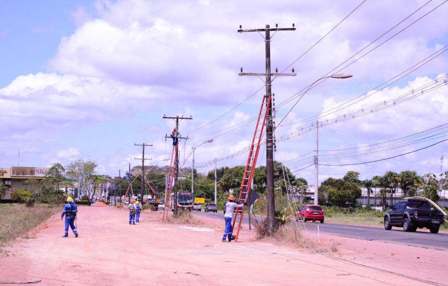 CEA realiza deslocamento da rede elétrica na Rodovia Duca Serra