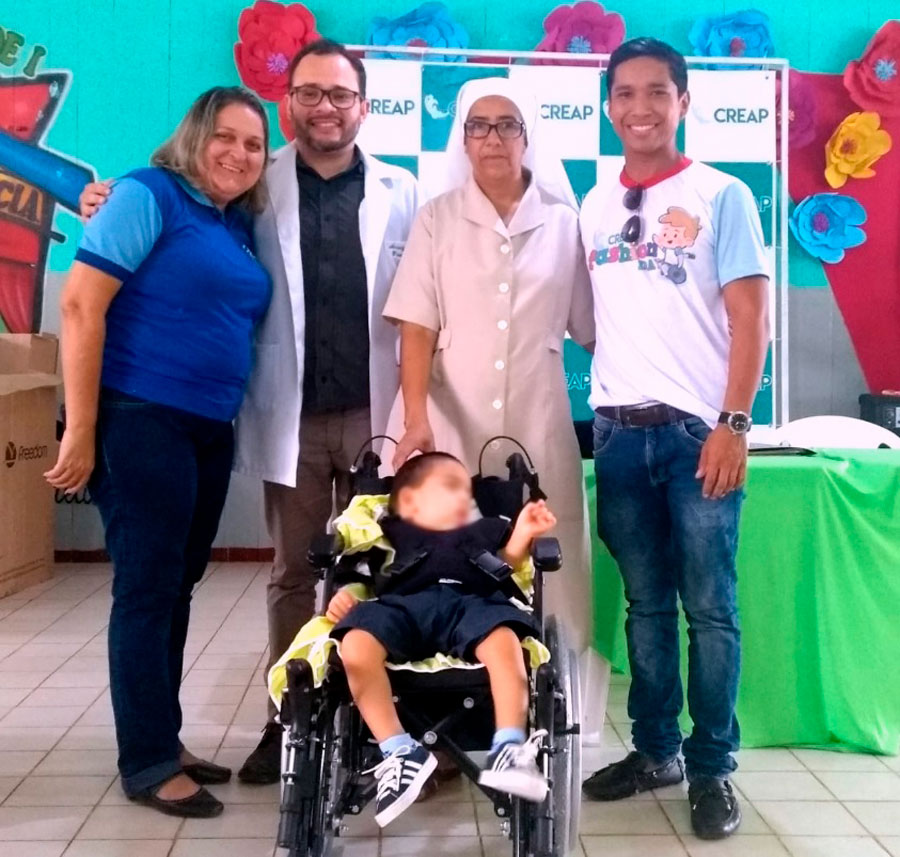 Centro de Reabilitação entrega 14 cadeiras de rodas para a Casa da Hospitalidade