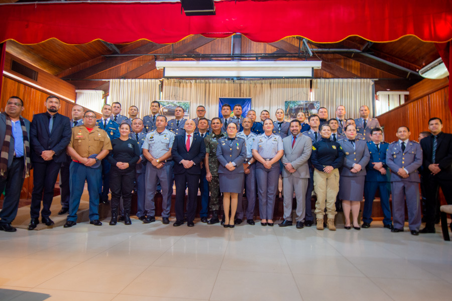“Ser referência, ter senso de justiça e estar presente com a tropa”, foram os três pilares de liderança, que nortearam a fala do paraninfo do Curso Superior de Polícia – CSP, General de Exército Viana Filho.