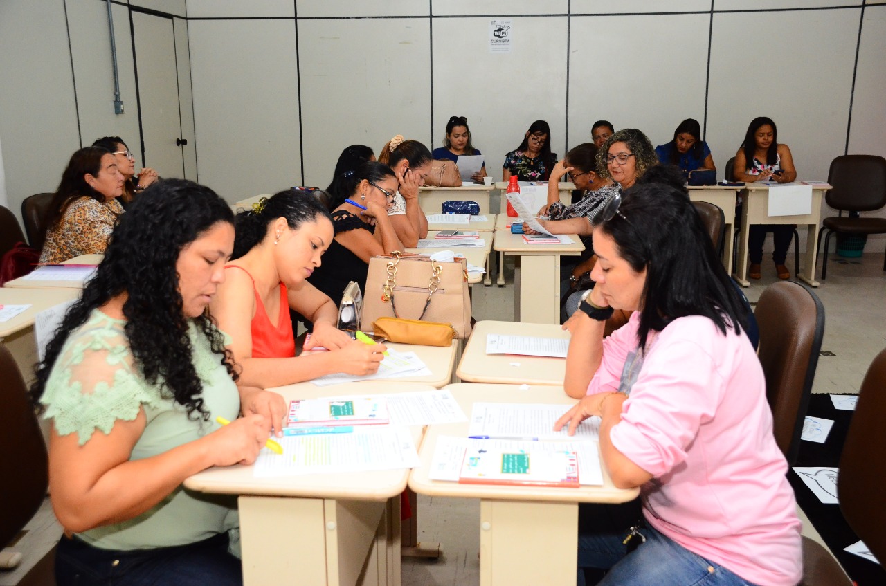 Professores da rede pública recebem formação para trabalhar escrita e leitura de alunos do ensino básico