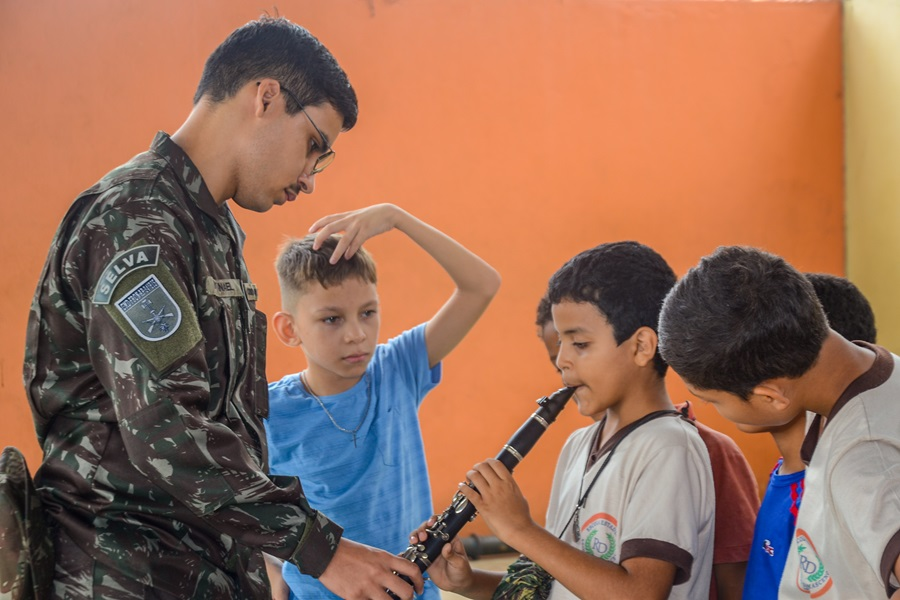 Governo do Amapá e Exército Brasileiro promovem aulas de música na Escola Estadual Reinaldo Damasceno, em Macapá