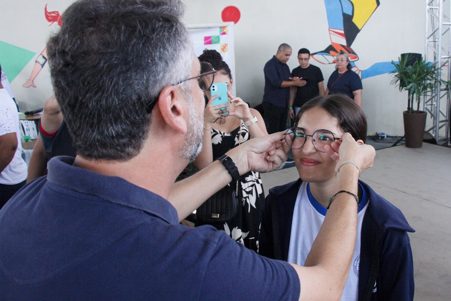 'Em um Piscar de Olhos': alunos da rede estadual de ensino recebem 555 óculos gratuitos