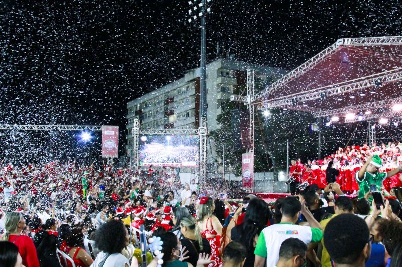 Com neve artificial e muita emoção, Governo do Amapá reúne 1,2 mil estudantes para Cantata Natalina em Macapá