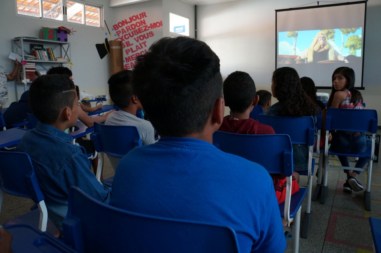 Programação de férias de escola bilíngue exibe filme francês para estudantes