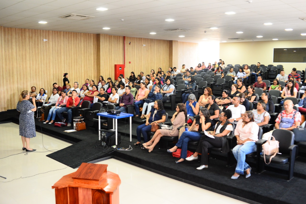 Cuidadores escolares são capacitados para atendimento a alunos com deficiência
