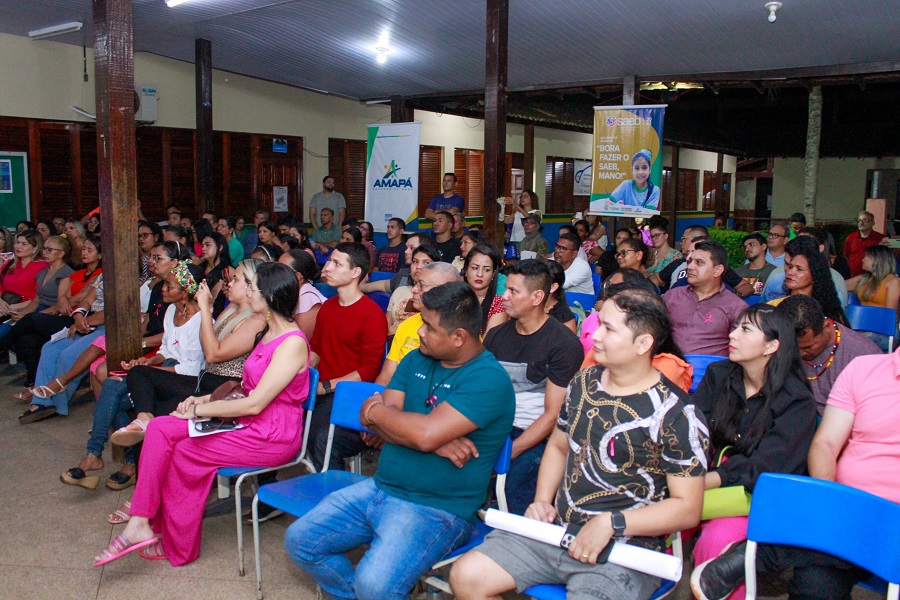 Governo do Amapá capacita mais de 100 profissionais da educação sobre boas práticas escolares, em Oiapoque