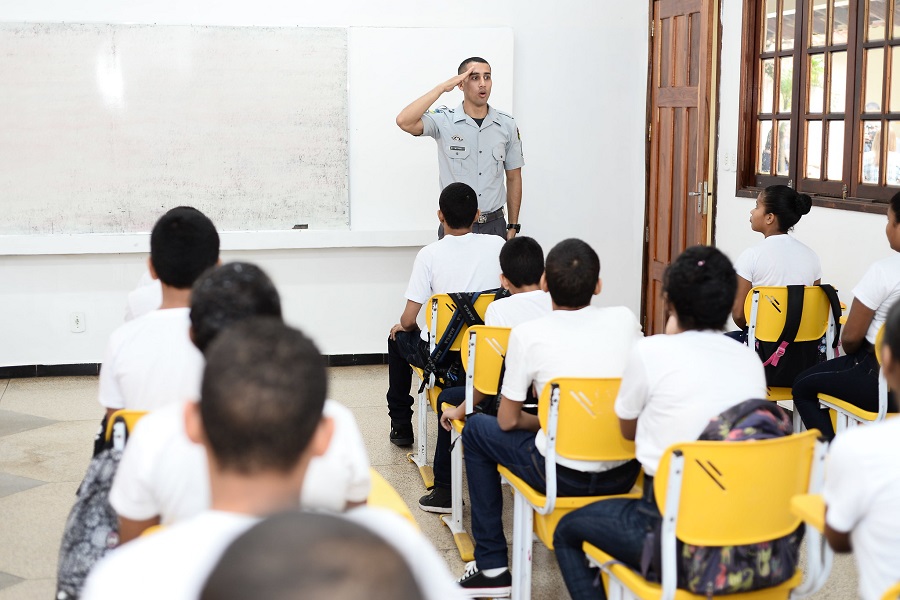 Escola Antônio Messias aposta em aulões e reforço na redação para o Enem