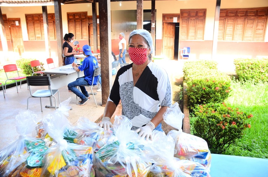 Voluntários auxiliam na entrega dos Kits Merenda em Casa