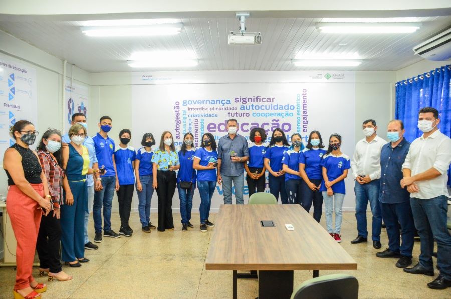 Estudantes e professores comemoram entrega de novos espaços da escola Maria do Carmo Viana