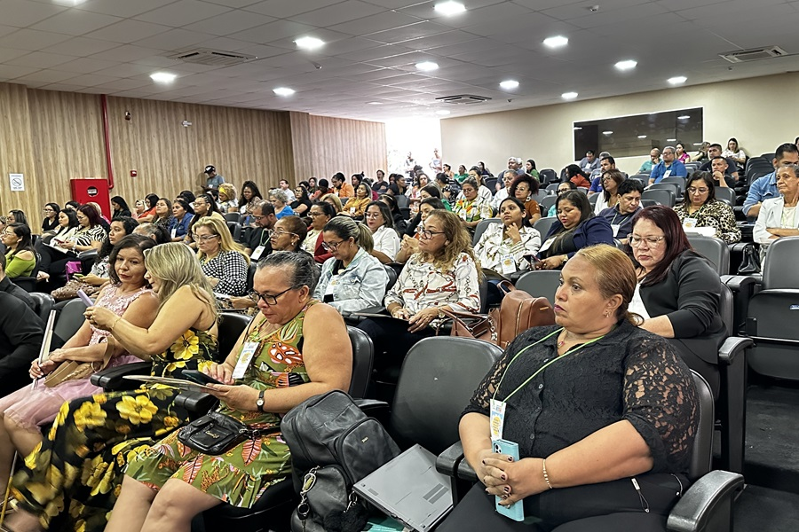 Governo do Amapá debate políticas públicas voltadas a alunos da Educação de Jovens e Adultos em escolas estaduais